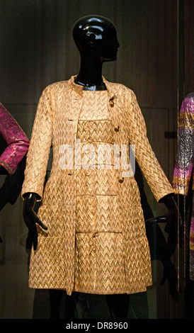 Gabrielle soir manteau ensemble robe et Paris Printemps 1967 - 1971 Coco Chanel 1883 couturier français Banque D'Images