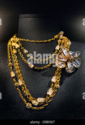 Maison Gripoix pour collier Chanel 1980 - 90 Maison Coco Chanel 1883 - 1971 couturier français Banque D'Images