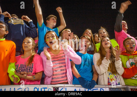 Les fans cheer leur équipe à domicile pendant un match de football de nuit à San Juan Capistrano, CA. Banque D'Images