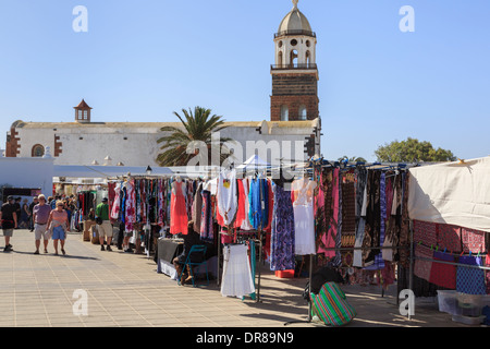 Les échoppes de vêtements dimanche street market dans Teguise, Lanzarote, Canaries, Espagne, Europe. Banque D'Images