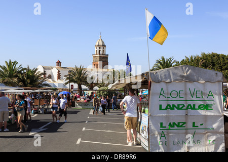 Les étals de l'Aloe Vera dans l'état occupé dimanche street market dans Teguise, Lanzarote, Canaries, Espagne, Europe. Banque D'Images