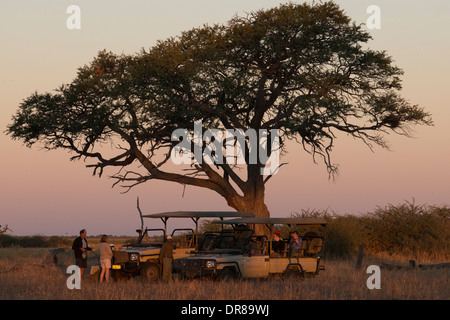 Coucher du soleil près du camp Savute Elephant Camp par Orient Express au Botswana dans le Parc National de Chobe. Banque D'Images