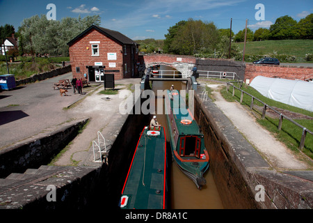 Deux narrowboats entrant l'escalier des serrures à Bunbury sur le du canal de Shropshire Union, une base située à Anglo Welsh location bateau Banque D'Images