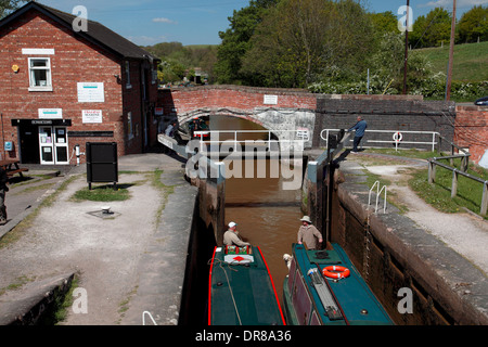 Deux narrowboats entrant l'escalier des serrures à Bunbury sur le du canal de Shropshire Union, une base située à Anglo Welsh location bateau Banque D'Images