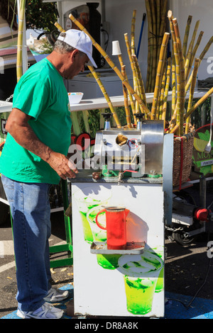 Fournisseur local de faire boire du jus de canne à sucre dans une centrifugeuse pour vendre sur un étal dans la rue du marché le dimanche. Teguise Lanzarote Banque D'Images