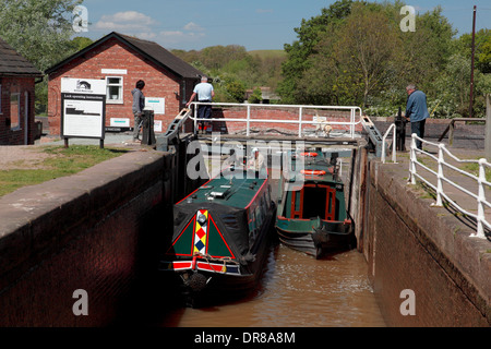 Deux narrowboats entrant dans le haut de l'escalier de verrouillage des serrures à Bunbury sur le du canal de Shropshire Union, une base située à Anglo Welsh Banque D'Images