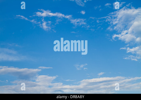 Puffy nuages blancs sur un ciel bleu parfait. Banque D'Images