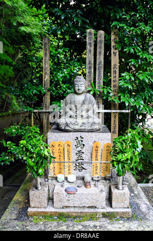 Avec un grave japonais statue de Bouddha en bois et bois grave ( Sotoba ) dans le cimetière du temple Nanzen-ji, Kyoto, Japon. Banque D'Images