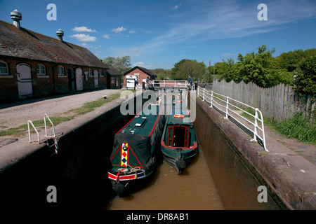 Deux narrowboats entrant dans le haut de l'escalier de verrouillage des serrures à Bunbury sur le du canal de Shropshire Union, une base située à Anglo Welsh Banque D'Images