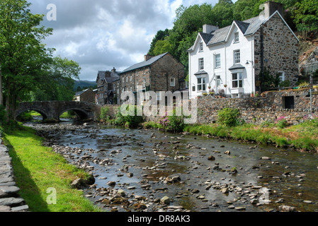 Glaslyn rivière qui traverse la ville de gallois de Snowdonia à Beddgelert Banque D'Images