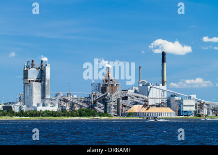 Un grand moulin à papier situé sur la rivière Amelia dans Fernandina Beach, en Floride. Banque D'Images