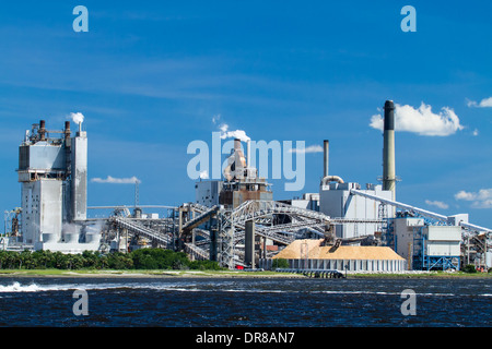 Un grand moulin à papier situé sur la rivière Amelia dans Fernandina Beach, en Floride. Banque D'Images