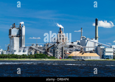 Un grand moulin à papier situé sur la rivière Amelia dans Fernandina Beach, en Floride. Banque D'Images