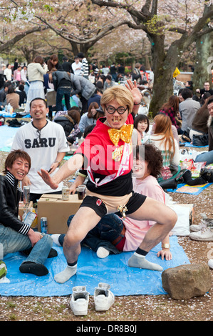 Les adolescents ayant des pique-niques dans le Parc Yoyogi, Tokyo, Japon Banque D'Images