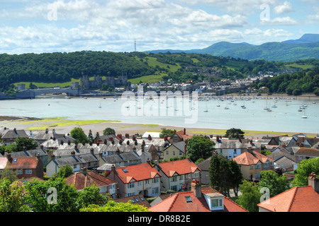 Vue sur rivière Conwy vers Château de Conwy avec montagnes de Snowdonia derrière Banque D'Images