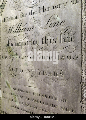 Vieille pierre tombale gravée avec des lettres cursives, St Mary's churchyard, Melton Mowbray, Leicestershire, England, UK Banque D'Images