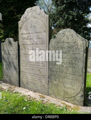 Pierres tombales anciennes avec des lettres cursives gravées, St Mary's churchyard, Melton Mowbray, Leicestershire, England, UK Banque D'Images