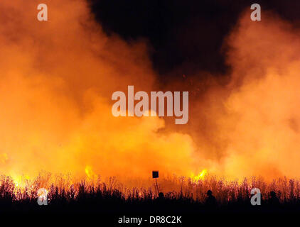 Buenos Aires, Argentine. Jan 21, 2014. La fumée dense et flamme est vu dans la ville de Madero partido de Pehuajo, dans la province de Buenos Aires, Argentine, le 21 janvier 2014. L'incendie a été causé par un éclair qui tenaient la ville de Madero, selon des témoins. Crédit : Jose Romero/TELAM/Xinhua/Alamy Live News Banque D'Images