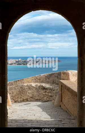 Vue sur la mer par une arche sur le château de Santa Barbara, Alicante, Costa Blanca, Espagne Banque D'Images