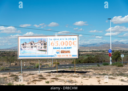 Panneaux publicitaires en bordure de la nouvelle propriété dans le développement de la ville de Gran Alacant près d'Alicante, Costa Blanca, Espagne Banque D'Images