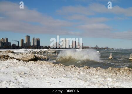 Chicago, USA. 21 janvier 2014. Le lac Michigan les vagues déferlent en formations de glace à harfang North Avenue Beach après la dernière tempête de neige d'effet de lac. Le vortex polaire est revenu avec des températures glaciales. Credit : Todd Bannor/Alamy Live News Banque D'Images