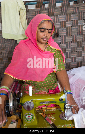 Les femmes handicapées swing vêtements aux Barefoot College à Tilonia, Rajasthan, Inde. Banque D'Images