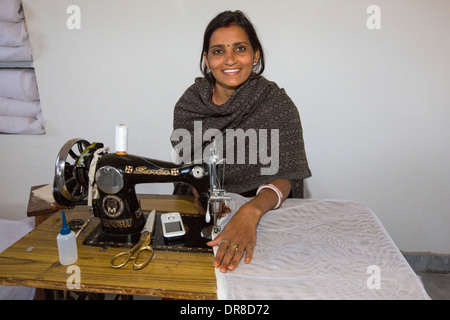 Les femmes handicapées swing vêtements aux Barefoot College à Tilonia, Rajasthan, Inde. Banque D'Images