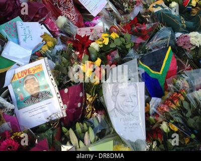 Londres, Royaume-Uni. Dec 8, 2013. La statue de Nelson Mandela sur la place du Parlement, Londres, UK.Personnes montrant ce qui a trait à la fin de Nelson Mandela en jetant des fleurs et des cartes par sa statue à Londres, Royaume-Uni, photographiés avec l'iphone, p © Veronika Lukasova/ZUMAPRESS.com/Alamy Live News Banque D'Images