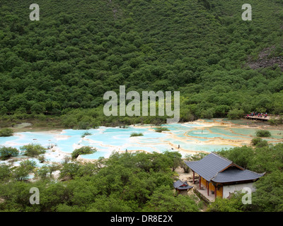 5 couleurs en étang Huanglong, Chine Banque D'Images