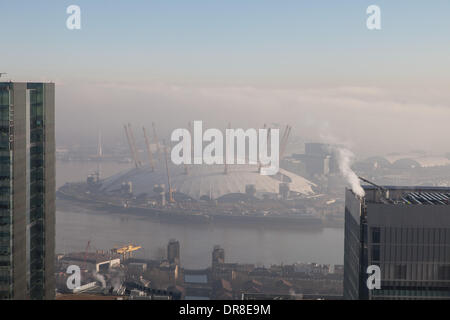 Londres, 21 Jan 2014. Tôt le matin le brouillard se disperse révélant l'O2 Arena sur la péninsule de Greenwich. Un épais brouillard à l'Est est encore visible. C'était tourné de 1 Canada Square à Canary Wharf. © Steve Bright/Alamy Live News Crédit : Steve Bright/Alamy Live News Banque D'Images