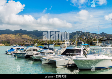 Belle vue sur les montagnes de Koolau de Koko Marina à Hawaii, Oahu, Hawaii Kai Banque D'Images