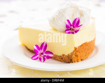 Lilikoi élégant (fruits de la passion) tarte chiffon avec croûte de biscuits graham Banque D'Images