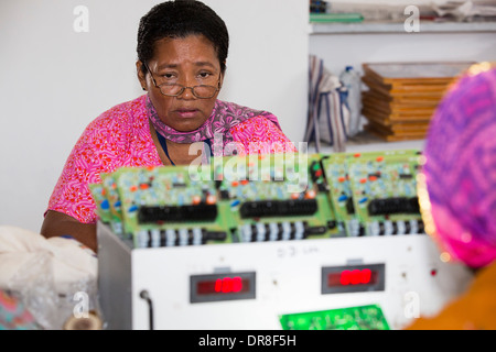 Les femmes sur un atelier solaire, apprendre à faire à l'énergie solaire lanters Barefoot College à Tilonia, Rajasthan, Inde. Banque D'Images