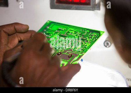 Les femmes sur un atelier solaire, apprendre à faire à l'énergie solaire lanters Barefoot College à Tilonia, Rajasthan, Inde. Banque D'Images