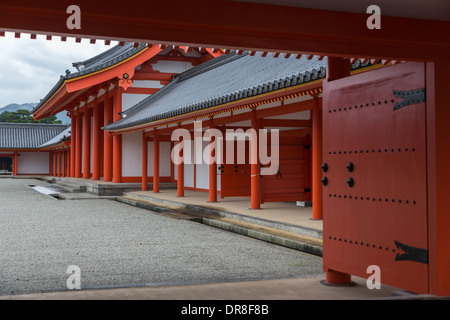 Kyoto, Japon - 03 septembre 2013 : la porte rouge mène à la cour du Palais Impérial, qui se trouve à Kyoto. Banque D'Images