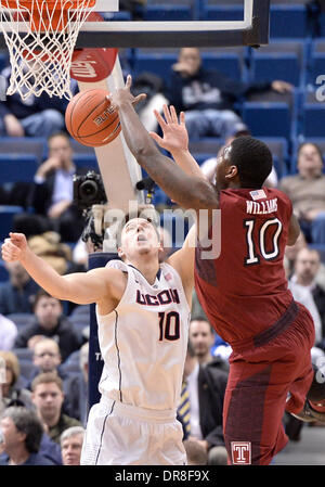 Hartford, CT, USA. Jan 21, 2014. Le mardi 21 janvier 2014 : Connecticut Huskies avant Tyler Olander (10) bloque le tir de Temple Owls avant Mark Williams (10) durant la première moitié du jeu de basket-ball de NCAA vs Connecticut à Temple entre XL Center à Hartford, CT. Bill Shettle / Cal Sport Media. Credit : csm/Alamy Live News Banque D'Images