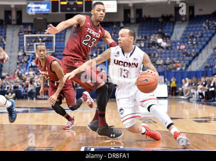 Hartford, CT, USA. Jan 21, 2014. Le mardi 21 janvier 2014 : Connecticut Huskies guard Shabazz Napier (13) lecteurs autour de Temple Owls center Devontae Watson (23) durant la première moitié du jeu de basket-ball de NCAA vs Connecticut à Temple entre XL Center à Hartford, CT. Bill Shettle / Cal Sport Media. Credit : csm/Alamy Live News Banque D'Images