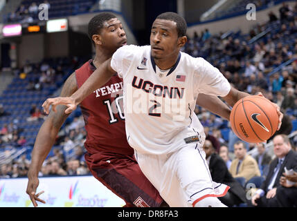 Hartford, CT, USA. Jan 21, 2014. Le mardi 21 janvier 2014 : Connecticut Huskies avant de DeAndre Daniels (2) entraîne le Temple Owls de l'avant dernière ligne de base Mark Williams (10) durant la première moitié du jeu de basket-ball de NCAA vs Connecticut à Temple entre XL Center à Hartford, CT. Bill Shettle / Cal Sport Media. Credit : csm/Alamy Live News Banque D'Images