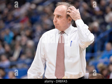Hartford, CT, USA. Jan 21, 2014. Le mardi 21 janvier 2014 : Temple Owls Head coach Fran Dunphy ressemble à de l'écart au cours de la 1ère moitié du jeu de basket-ball de NCAA vs Connecticut à Temple entre XL Center à Hartford, CT. Bill Shettle / Cal Sport Media. Credit : csm/Alamy Live News Banque D'Images