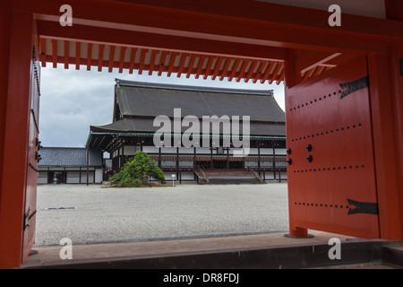 Kyoto, Japon - 03 septembre 2013 : la porte rouge mène à la cour du Palais Impérial, qui se trouve à Kyoto. Banque D'Images