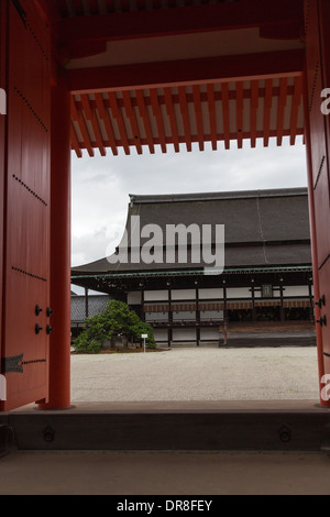 Kyoto, Japon - 03 septembre 2013 : la porte rouge mène à la cour du Palais Impérial, qui se trouve à Kyoto. Banque D'Images