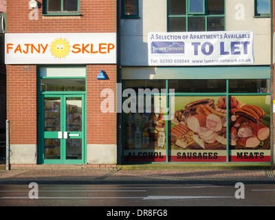 Une épicerie polonaise commodité appartenant à Portsmouth, Angleterre ; vendre des aliments importés, les magazines et les journaux. Banque D'Images