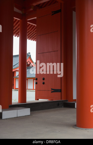 Kyoto, Japon - 03 septembre 2013 : la grande porte rouge mène à la cour du Palais Impérial, qui se trouve à Kyoto. Banque D'Images