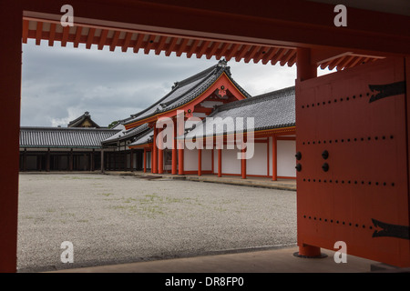 Kyoto, Japon - 03 septembre 2013 : la porte rouge mène à la cour du Palais Impérial, qui se trouve à Kyoto. Banque D'Images