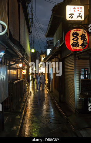 Kyoto, Japon - 04 septembre 2013 : Pontocho est rempli de restaurants, bars ou des geishas de thé. Banque D'Images