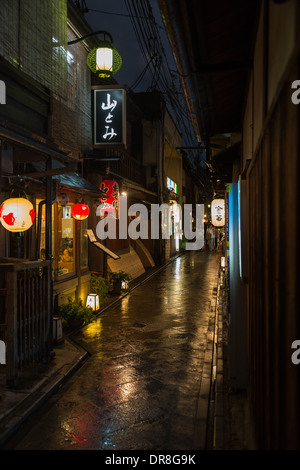 Kyoto, Japon - 04 septembre 2013 : Pontocho est rempli de restaurants, bars ou des geishas de thé. Banque D'Images