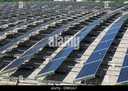 Des rangées de panneaux solaires près de la fin de l'installation dans la région de Adams, Massachusetts. Banque D'Images