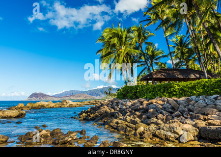 Une vue de la côte sous le vent et les montagnes Waianae à partir d'une plage secrète à Ko Olina resort sur Oahu, Hawaii Banque D'Images