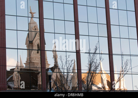 La salle de l'Assemblée à Temple Square se reflète dans les édifices modernes au centre-ville de Salt Lake City. Banque D'Images