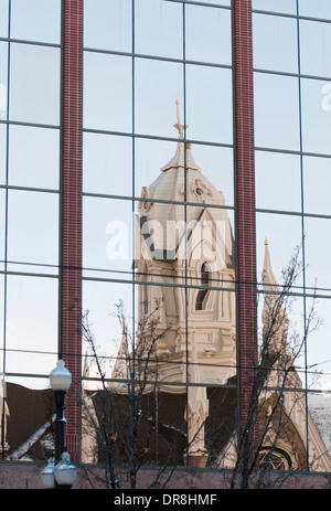 La salle de l'Assemblée à Temple Square se reflète dans les édifices modernes au centre-ville de Salt Lake City. Banque D'Images